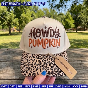 Könnte beinhalten: Eine cremefarbene Baseballkappe mit einem Schirm im Leopardenmuster. Auf der Vorderseite befindet sich der braun und orange gestickte Schriftzug HOWDY PUMPKIN mit kleinen Sternen. Ein beigefarbenes Pappetikett mit der Aufschrift LittleLoomDigital.