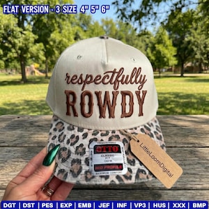 Può includere: Cappellino da baseball beige con la scritta ricamata "respectfully ROWDY" in marrone. La tesa presenta un motivo leopardato. Il cappello ha un'etichetta con la scritta "LittleLoomDigital".