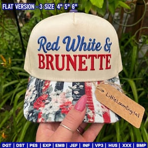 Könnte beinhalten: Beige Baseball Cap mit dem gestickten Text "Red White & Brunette" in Blau und Rot. Der Schirm hat ein Blumen- und Streifenmuster in Rot, Weiß und Blau. Ein Etikett mit "Little Loom Digital" ist am Cap befestigt.