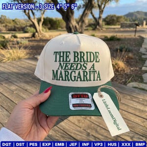 Może przedstawiać: Kremowo-zielona czapka bejsbolówka z napisem "THE BRIDE NEEDS A MARGARITA". Czapka ma zielony daszek i metkę z napisem "LittleLoomDigital". Dostępna w rozmiarach 10 cm, 13 cm i 15 cm.