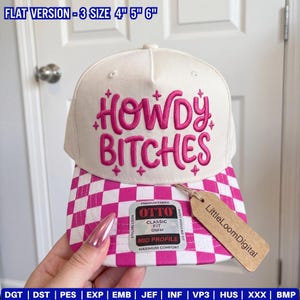 Pode incluir: Um boné de beisebol cor de creme com aba xadrez rosa e o texto rosa bordado "HOWDY BITCHES" acentuado por pequenas estrelas. O boné apresenta um adesivo da marca OTTO na aba e uma etiqueta de papelão marrom "LittleLoomDigital".