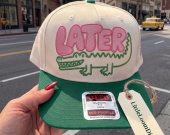 Diseño de bordado Later Gator para gorra, archivo de bordado de gorra con cita divertida de caimán, patrón de puntada de gorra de camionero con animales lindos, humor sureño PES