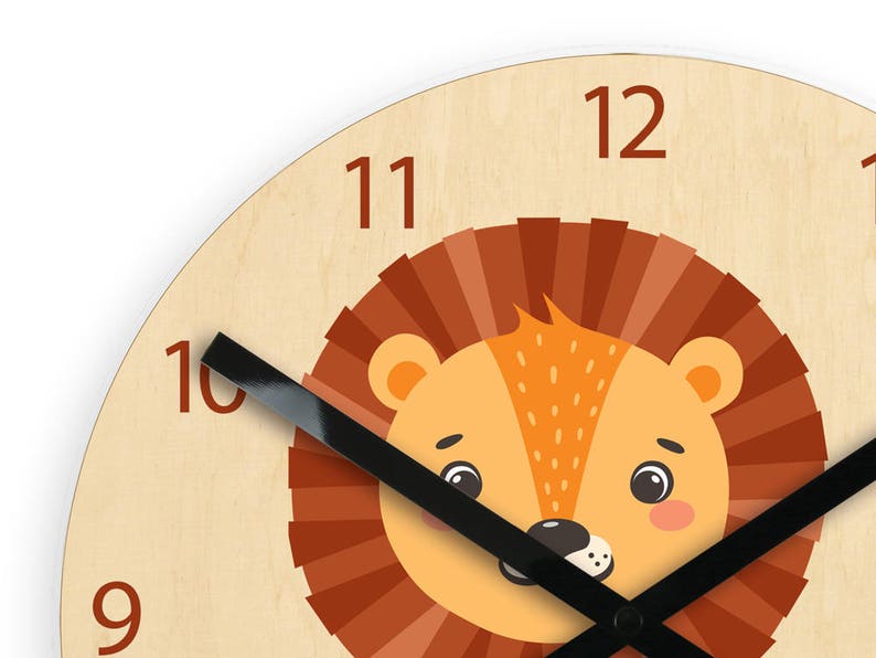 Puede incluir: Un reloj de madera con una cara de le&oacute;n en el centro. La esfera del reloj tiene agujas negras y n&uacute;meros marrones. El le&oacute;n tiene una melena marr&oacute;n, pelaje naranja y ojos negros.