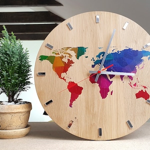 Grote wandklok - EIKEN 13 inch - wandklok wereldkaart - houten klok - kleurrijke wandklok - moderne wandklok - geometrische muurkunst - uniek