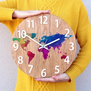 Wanduhr - OAK 33 cm - Weltkarte mit Zahlen - Holz Uhr - Bunte Wanduhr - Moderne Wanduhr - Geometrische Wandkunst - Unikat