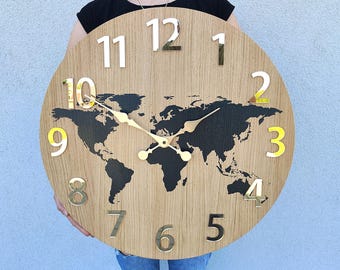 Große Wanduhr aus Eichenfurnier mit Weltkarte, goldenen Ziffern und Zeigern