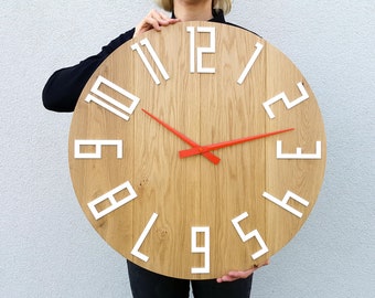 Große Wanduhr- Holz mit weissen Zahlen und orangen Uhrzeigern Slim_wood 60 cm