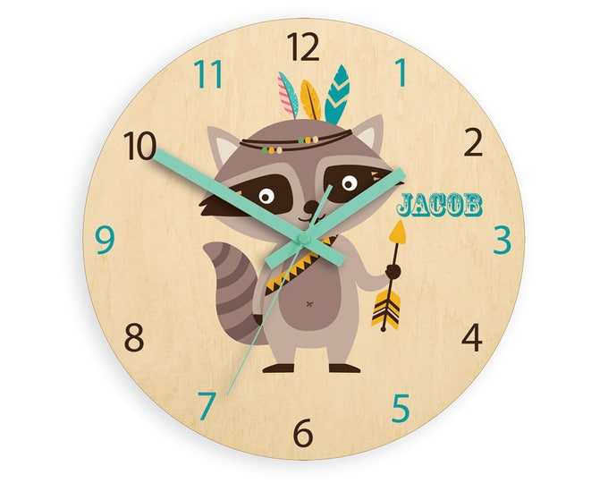 Horloge murale pour enfants - raton laveur avec nom personnalisé, horloge en bois, grande horloge - horloge pour enfants - horloge pour enfants - oeuvre d'art murale pour chambre d'enfants - bois