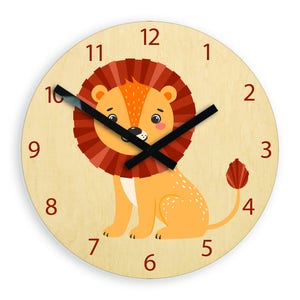 Puede incluir: Un reloj de madera con un dise&ntilde;o de le&oacute;n de dibujos animados. La esfera del reloj tiene los n&uacute;meros del 1 al 12 en rojo y agujas del reloj negras. El le&oacute;n es naranja con una melena roja y una nariz negra.