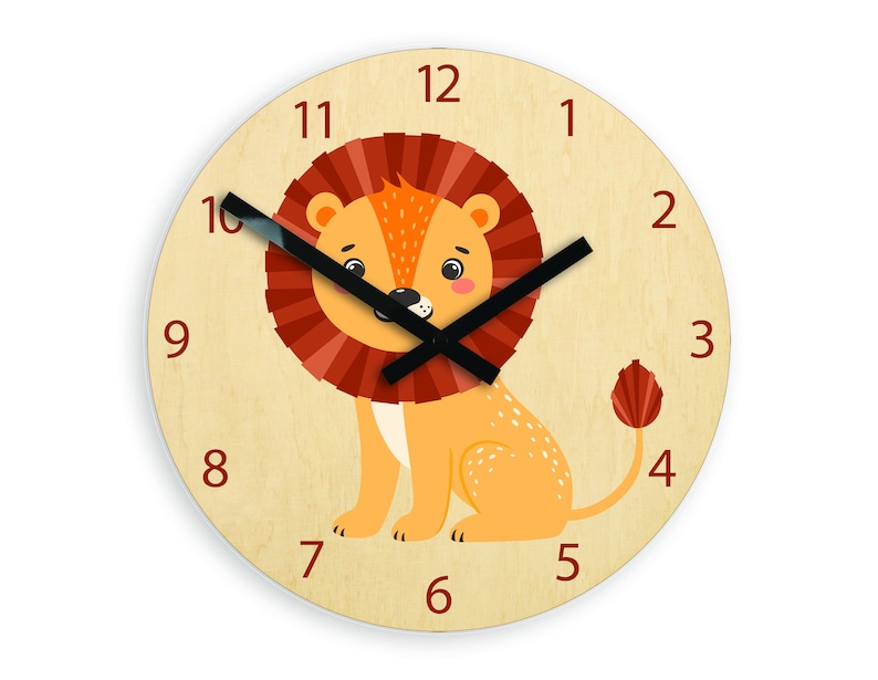 Puede incluir: Un reloj de madera con un dise&ntilde;o de le&oacute;n de dibujos animados. La esfera del reloj tiene los n&uacute;meros del 1 al 12 en rojo y agujas del reloj negras. El le&oacute;n es naranja con una melena roja y una nariz negra.