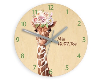 Relógio de madeira personalizado - girafa com flores, com nome, datas, relógio com números, relógio silencioso infantil