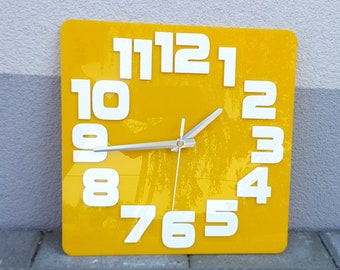Große Wanduhr Quadratisch gelb mit weißen Zahlen hochglänzend 30cm