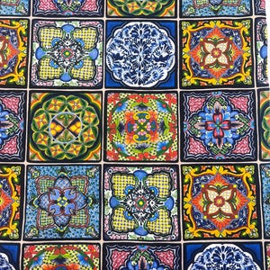 Pode incluir: Um tecido com um padrão repetitivo de azulejos quadrados coloridos. Cada azulejo apresenta um design floral ou geométrico único em tons de azul, amarelo, vermelho e verde, sobre um fundo preto. O efeito geral é vibrante e decorativo.