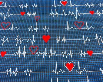 Tela médica "Calling All Nurses Heartbeat" Tela de algodón de Whistler Studios - Windham Fabrics - Tela cortada a medida Azul marino y rojo