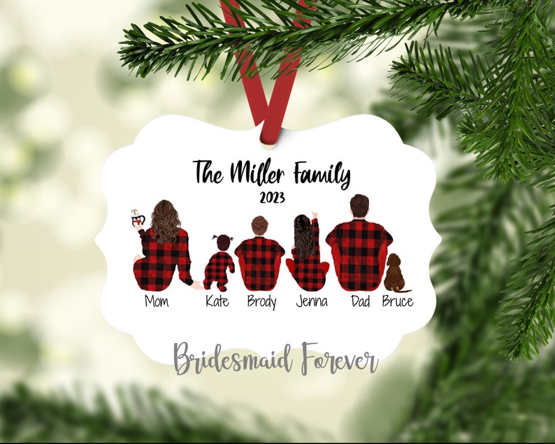 Pu&ograve; includere: Ornamento natalizio in metallo bianco con un nastro rosso. Presenta un'illustrazione di famiglia in pigiami a quadri rossi e neri abbinati, con il testo "The Miller Family 2023" e "Bridesmaid Forever".