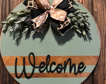 Welcome Sage Green front door wooden round sign, farmhouse door decor, newlywed housewarming gift, year round door hanger