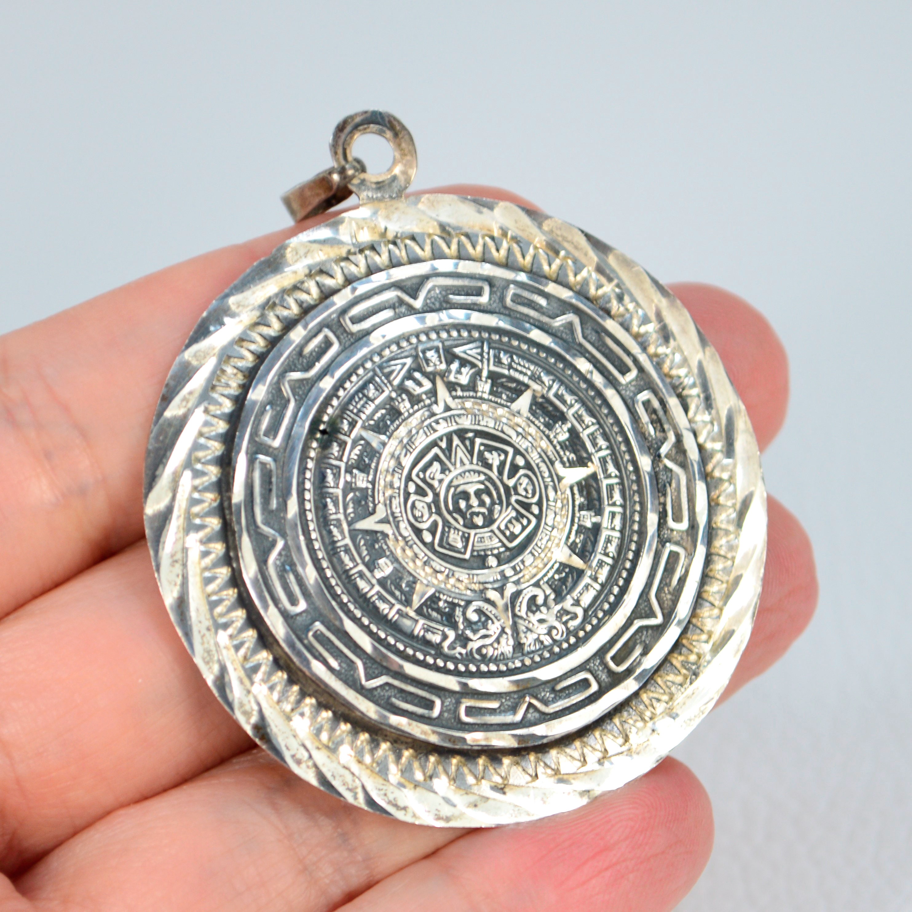 Grande Broche/pendentif Ancien En Argent 925 - Motif Calendrier Aztèque Du Mexique - Occasion Très Bel état