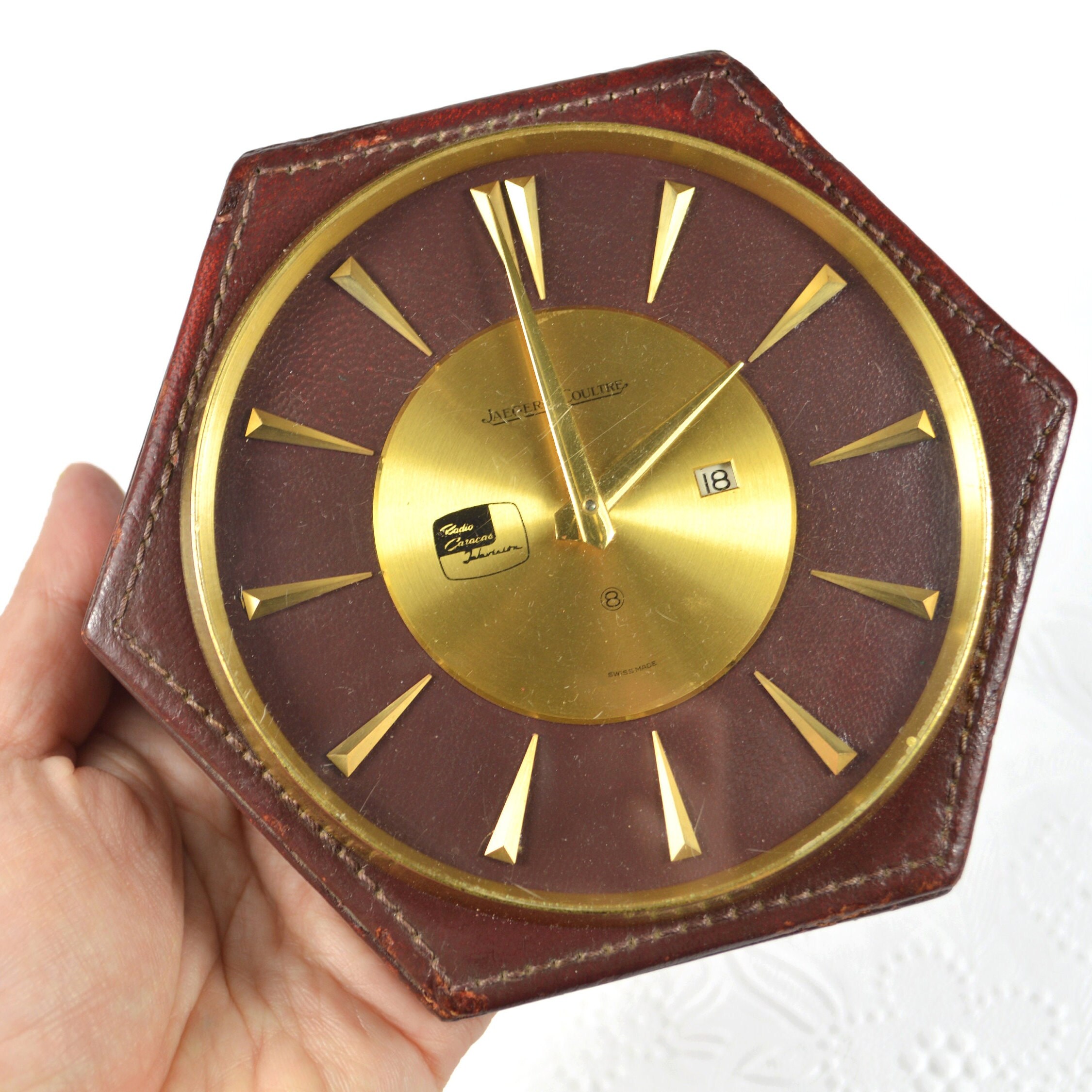 Jaeger LeCoultre Uhr aus dunkelrotem Leder mit Logo. Tischuhr. Original Vintage.