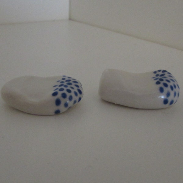 Handmade porcelain chopstick rests (x2) - white/blue