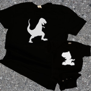 恐竜のパパと赤ちゃんのお揃いシャツ - T-レックスと恐竜のパパと赤ちゃんのお揃いシャツ、パパと赤ちゃんの幼児または新生児用のTシャツとジャンパー