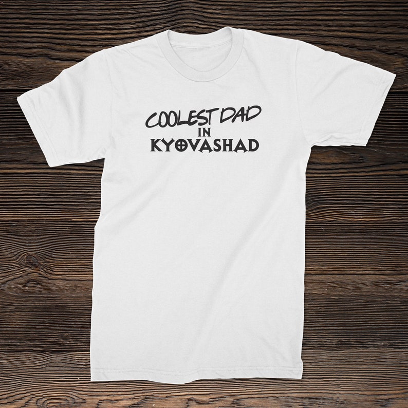 Puede incluir: Camiseta blanca con texto negro que dice "Coolest Dad in Kyovasha".