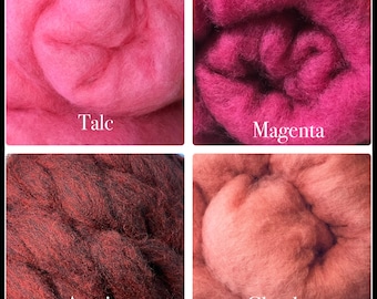 Peut inclure: Quatre échantillons de fibres de laine de différentes couleurs : rose, magenta, rouge et pêche. Les couleurs sont étiquetées « Talc », « Magenta », « Aggie » et « Cheeks ».