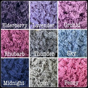 Puede incluir: Nueve colores diferentes de hilo, cada uno en un cuadrado separado. Los colores son:  Sauco, Lavanda, Orqu&iacute;dea, Ruibarbo, Trueno, Cielo, Medianoche, Moneda y Peon&iacute;a.