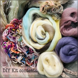 Puede incluir: Una colecci&oacute;n de materiales de fibra coloridos para proyectos de bricolaje. La imagen muestra varias texturas y tonos, incluyendo tonos de azul, crema, marr&oacute;n, morado y rosa. El texto "DIY Kit contents" es visible en la parte inferior de la imagen.