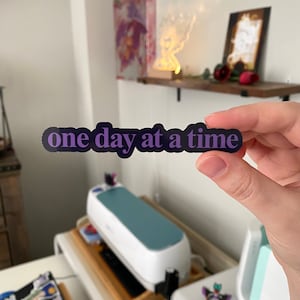 Pegatina de vinilo con frase "Un día a la vez" / Pegatina con frase de palabras positivas para decoración de portátiles