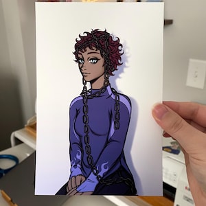 Puede incluir: Una ilustración digital de una persona con el pelo corto, rizado y burdeos que lleva una camisa de manga larga morada con un diseño de llama y una cadena alrededor de la cabeza y el cuello.