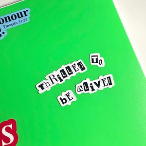 ¡Emocionado de estar vivo! Set de pegatinas de vinilo con frases para papelería / Pegatinas con frases positivas, decoración para laptop, collage y papelería.