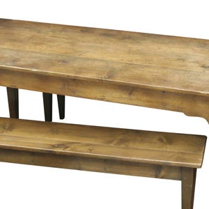 Puede incluir: Una mesa de madera r&uacute;stica con una extensi&oacute;n de hoja abatible y un banco a juego. La mesa y el banco est&aacute;n hechos de madera sin terminar con veta de madera natural.