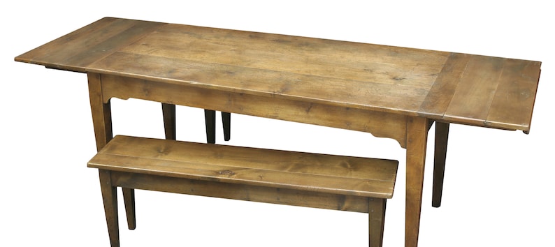 Puede incluir: Una mesa de madera r&uacute;stica con una extensi&oacute;n de hoja abatible y un banco a juego. La mesa y el banco est&aacute;n hechos de madera sin terminar con veta de madera natural.