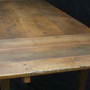 Puede incluir: Una mesa de madera r&uacute;stica con un acabado de madera natural. La superficie de la mesa est&aacute; hecha de varias tablas de madera que se han unido. La mesa tiene un dise&ntilde;o simple con una superficie rectangular y cuatro patas.