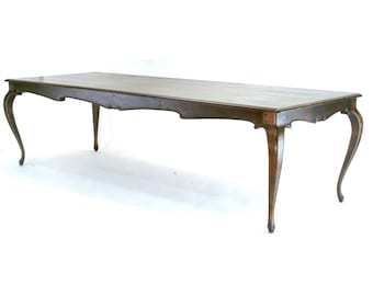 Mesa de campo francesa tallada a mano, de aliso macizo, con acabado antiguo y personalizable.