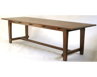 Mesa de comedor rústica hecha a mano con caballetes de roble macizo, personalizable, acabado antiguo.
