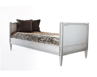 Diván pintado personalizable, blanco antiguo, muebles a medida