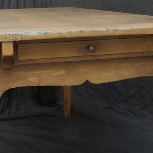 Puede incluir: Una mesa de madera con un solo caj&oacute;n y un dise&ntilde;o sencillo. La mesa tiene un acabado marr&oacute;n claro y est&aacute; hecha de madera maciza. La mesa es perfecta para un espacio peque&ntilde;o y se puede utilizar como escritorio, mesa de comedor o mesa auxiliar.