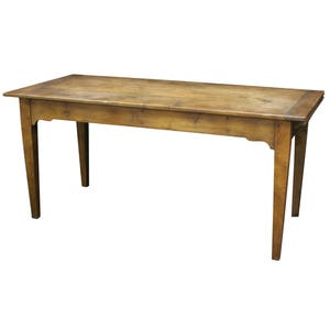 Puede incluir: Una mesa de madera r&uacute;stica con una tapa rectangular y cuatro patas. La mesa est&aacute; hecha de madera marr&oacute;n claro y tiene un estilo sencillo y de granja.