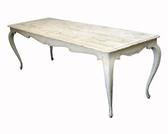 398 Mesa de comedor francesa de estilo provenzal tallada a mano, acabado pintado en blanco envejecido.