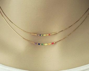 Sierlijke LGBT-ketting, Pride vlag ketting gouden ketting, Gelijkheid, Subtiele kleurrijke regenboog sieraden voor elke dag, Cadeau idee beste vriend / PN2