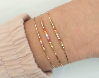 Lesbische trots armband, subtiele lesbische vlag sieraden, LGBTQIA gouden armband of enkelbandje cadeau, lesbische vriend cadeau idee Lesbisch koppel set / LB7