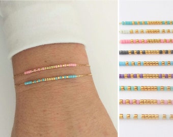 Buntes Perlenarmband, Zierliche minimalistische Goldkette mit winzigen Perlen, Dezenter Boho Schmuck, Pink aqua grün mint / BBB4