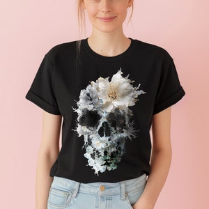 Damen Gothic Shirt, Unisex Garment Dyed T-Shirt, Halloween T-Shirt Geschenk, Floral Skull Tee Geschenk für Sie