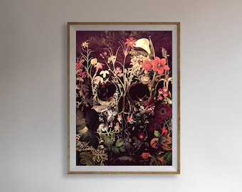 Può includere: Stampa artistica incorniciata con un design floreale a teschio. L'opera presenta uno sfondo scuro con una forma di teschio formata da vari fiori nei toni del rosso, rosa e bianco. La stampa è racchiusa in una cornice dorata.