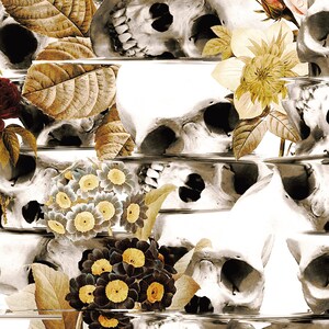 K&ouml;nnte beinhalten: Digital ver&auml;ndertes Bild mit einem sich wiederholenden Muster aus Sch&auml;deln, Bl&auml;ttern und Blumen. Die Sch&auml;del sind in Graustufen, w&auml;hrend die Bl&auml;tter und Blumen Sepia- und Gelbt&ouml;ne aufweisen. Das Design hat eine Vintage- und Gothic-&Auml;sthetik.