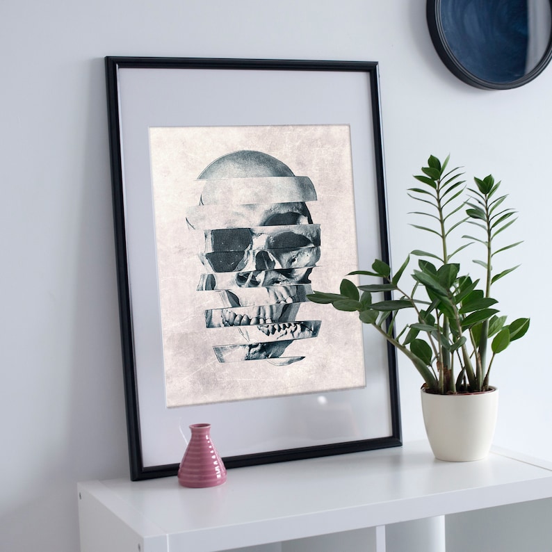 Puede incluir: Una ilustraci&oacute;n en blanco y negro de un cr&aacute;neo humano con un fondo vintage y desgastado. El cr&aacute;neo est&aacute; cortado horizontalmente en varias secciones, creando un efecto de capas.
