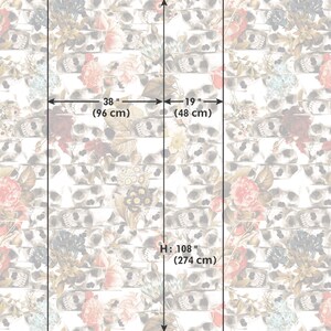 K&ouml;nnte beinhalten: Tapete mit einem sich wiederholenden Muster aus Totenk&ouml;pfen und Blumen in Grau-, Rosa- und Cremet&ouml;nen. Die Tapete ist 96 cm breit und 274 cm hoch.