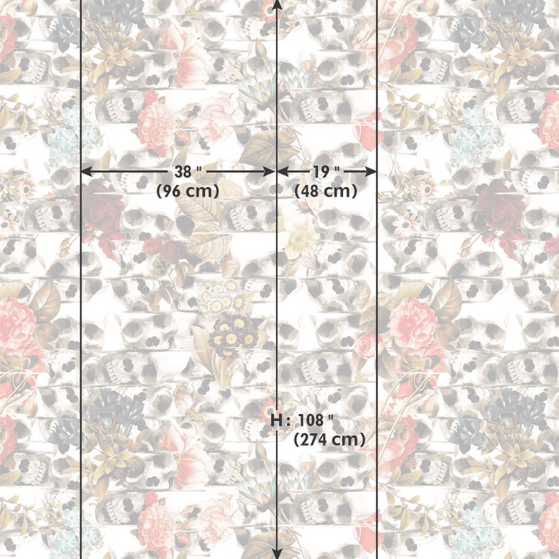 K&ouml;nnte beinhalten: Tapete mit einem sich wiederholenden Muster aus Totenk&ouml;pfen und Blumen in Grau-, Rosa- und Cremet&ouml;nen. Die Tapete ist 96 cm breit und 274 cm hoch.