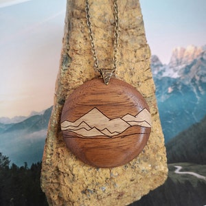 Wisiorek z drewna - Naszyjnik z gór - Ręcznie robiona biżuteria z drewna - Upcycled Walnut - Zrównoważony - Laser - Jedyny w swoim rodzaju - Oświadczenie